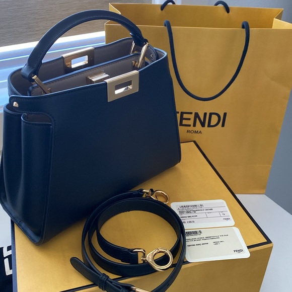 New Giftable Fendi Peekaboo Iconic Essentially bag black - Picture 1 of 14